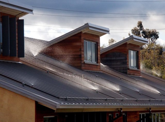 Mit Sprühnebel Dächer kühlen statt Klimaanlage Global Ecology Center at Stanford University - Ideal in Kombination mit Moos und Sukkulenten unter einer Photovoltaik Anlage für mehr Ertrag im Sommer | Foto:  Photo Paul Sterbentz Carnegie Institution for Science