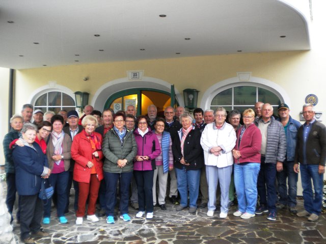 Die Senioren vor dem Hotel Martinerhof in St. Martin