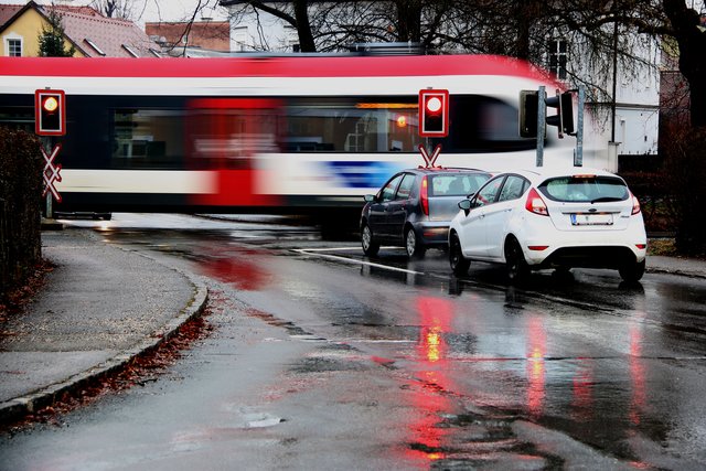 Gefährliche Momente: Stadt und GKB wollen unbeschrankte Bahnübergänge in Graz beseitigen. | Foto: GKB/Ferk