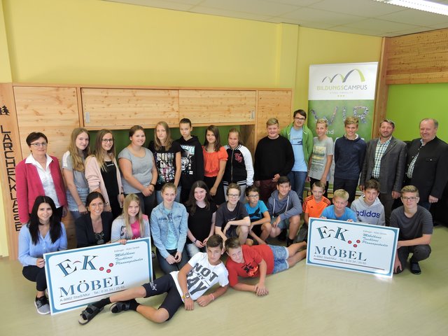 Die Schüler/innen der 4. Klasse NMS Stadl mit Dir. Inge Noggler (li. stehend), Heike Nauschnigg (1. v.li.), Stefanie Rottensteiner (2. v.li.), Bgm. Johannes Rauter und Josef Edlinger von E-K Möbel (re.)