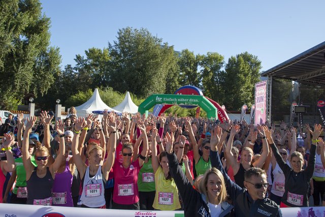 Kurz vor dem Start waren die rund 800 Teilnehmerinnen des Ladies Run sichtlich guter Laune.  | Foto: Helmut Jakich