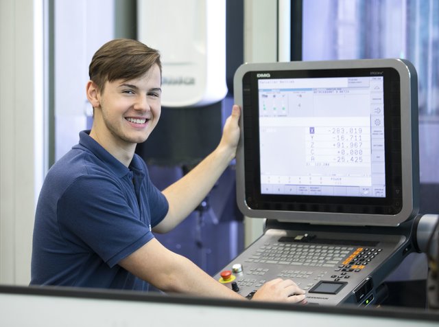 Christopher Track macht eine Lehre zum Zerspannungstechniker bei der Firma Engel.  | Foto: Engel Austria