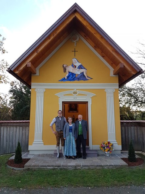 Die Familie Heiserer (Stefan, Marianne und Franz v.l.) vor ihrer völlig neu errichteten Hauskapelle. | Foto: privat