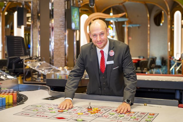Saalchef Stefan Gruber hat das Casino im Griff. | Foto: Foto Jörgler