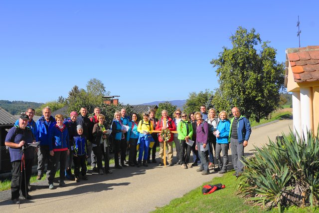 Die Wallfahrtsschar aus Hain mit Organisator Sepp Braun beim Marterl in Viehhausen. | Foto: Higer