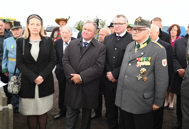 Gedenkakt beim neuerrichteten Kreuz in Zabiriya (Ukraine), vorne v.l.: Gabriela Habsburg-Lothringen, ÖSK-Präsident ÖR Peter Rieser, LR Johannes Tratter und        LGF Hermann Hotter. | Foto: Konrad