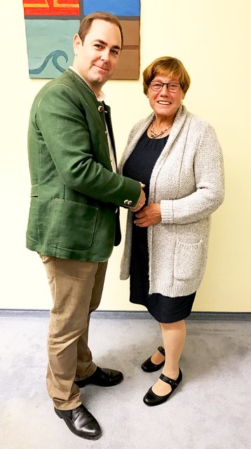 Neuer Ortsvorsteher von Dietersdorf Dominik Leopoldi und Bürgermeisterin Josefa Geiger.
 | Foto: Marktgemeinde Sieghartskirchen