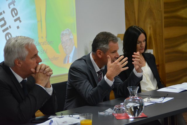Zur "PensPower Podiumsdiskussion" geladen: Reinhard Waltl (Dir. Sparkasse Kufstein), BH Christoph Platzgummer und Journalistin Anita Heubacher (v.l.).