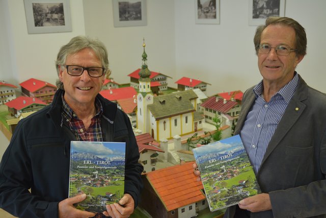 Erwin Thrainer und Peter Kitzbichler, die umtriebigen Ortschronisten von Erl, haben ein Buch zusammengestellt, das weit mehr als "nur" ein Heimatbuch ist.