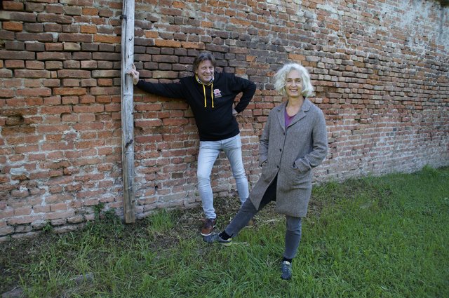 Künstlerin Aleksandra Pawloff und Kurator Peter Petrus beim Schloss Hetzendorf.