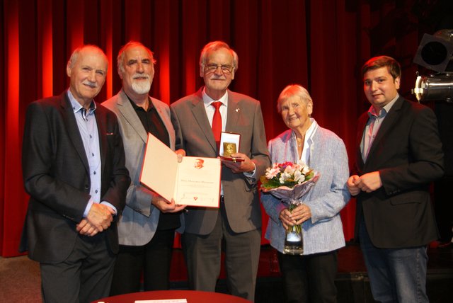 Otto-Bauer-Plakette für Manfred Weiskopf (Mi.): Walter Guggenberger, Helmut Muigg, Gattin Helga und LA Benedikt Lentsch gratulierten (v.l.).