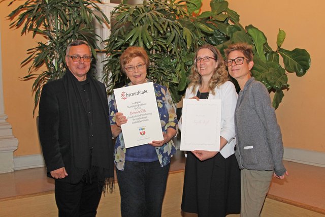 Alfred Mansfeld, Gertrude Kisser, Brigitte Neichl mit Bezirksvize Merja Biedermann.