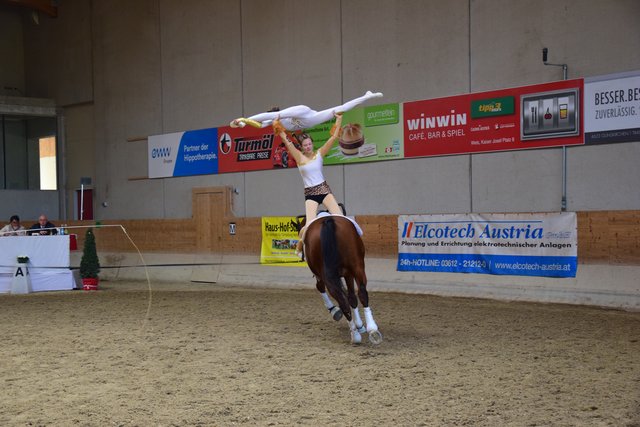 Hannah Fruhstorfer und Olivia Aigner bei einer Hebefigur auf ihrem Pferd Rodeo de la Mazure | Foto: Klara Fruhstorfer