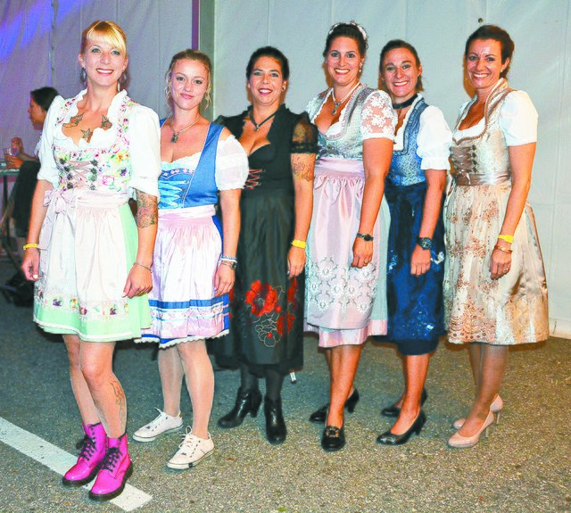 Fesch aufgebrezelt für das Oktoberfest war diese Frauenrunde. | Foto: Dietmar Hofer