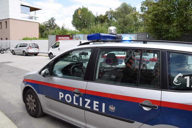 Absam: Nach einem Ölaustritt wurde die L8 von der Polizei gesperrt, der Verkehr wurde großräumig umgeleitet.