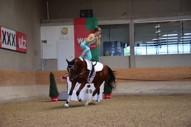 Hannah Fruhstorfer auf ihrem Pferd Rodeo de la Mazure bei einer Kürfigur im Galopp | Foto: Klara Fruhstorfer