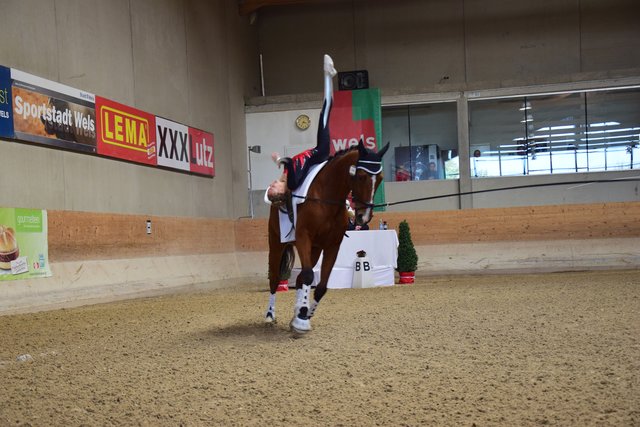 Olivia Aigner auf ihrem Pferd Rodeo de la Mazure bei einer Kürfigur | Foto: Klara Fruhstorfer