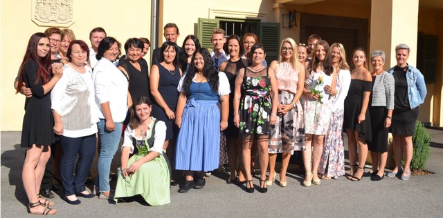 Den erfolgreichen Absolventen gratulierte unter anderem Rudolfine Praßl, Direktorin der Fachschule Stein (2.v.r.).  | Foto: KK