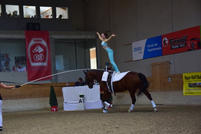 Hannah Fruhstorfer bei einer Kürfigur auf ihrem Pferd Rodeo de la Mazure | Foto: Klara Fruhstorfer