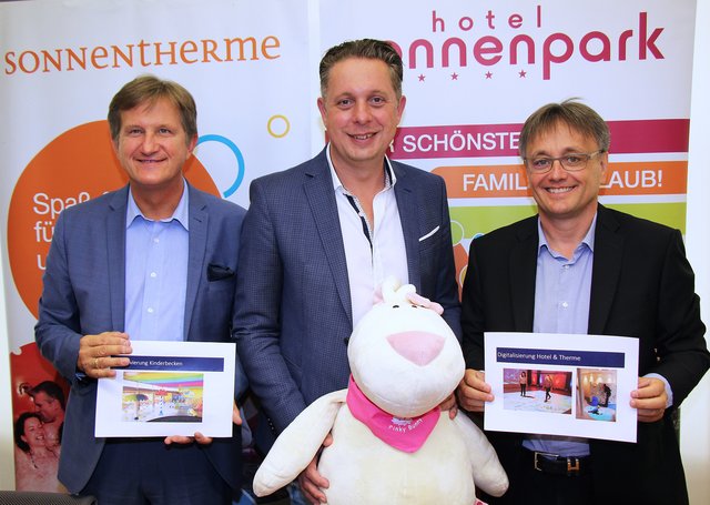 Mag. Werner Cerutti, Geschäftsführer der Sonnentherme Lutzmannsburg und des Hotels Sonnenpark, Tourismuslandesrat MMag. Alexander Petschnig und Mag. Michael Gerbavsits, Vorstandsvorsitzender Energie Burgenland und Aufsichtsratsvorsitzender der Wirtschaft Burgenland GmbH (WiBuG), präsentierten im Rahmen einer Pressekonferenz die Modernisierungsphasen für die Tourismusdestination