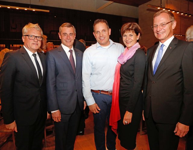 v. l.: Linzer Bürgermeister Klaus Luger, RLB OÖ-Generaldirektor Heinrich Schaller, Patrick Kramer, RLB OÖ-Vorstandsdirektorin Michaela Keplinger-Mitterlehner und Landeshauptmann Thomas Stelzer. | Foto: RLB OÖ/Strobl