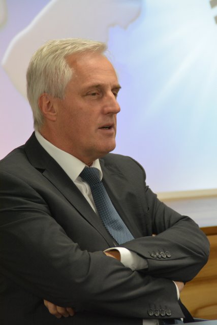 "Manche fühlen sich in die SB-Zonen ausgesperrt", weiß Sparkassendirektor Reinhard Waltl.