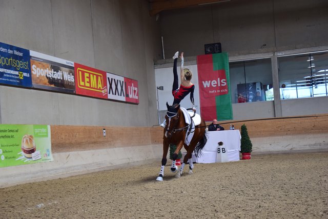 Olivia Aigner auf ihrem Pferd Rodeo de la Mazure bei einer Kürfigur | Foto: Klara Fruhstorfer
