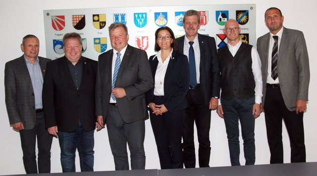 Regionalkonferenz Pflege in der Bezirkshauptmannschaft Landeck: Bgm. Paul Greiter, Bgm. Thomas Lutz, LR Bernhard Tilg, Sozialvorständin Kathrin Eberle, BH Markus Maaß, Bgm. Roland Wechner und Bgm. Peter Moritz (v.l.).
