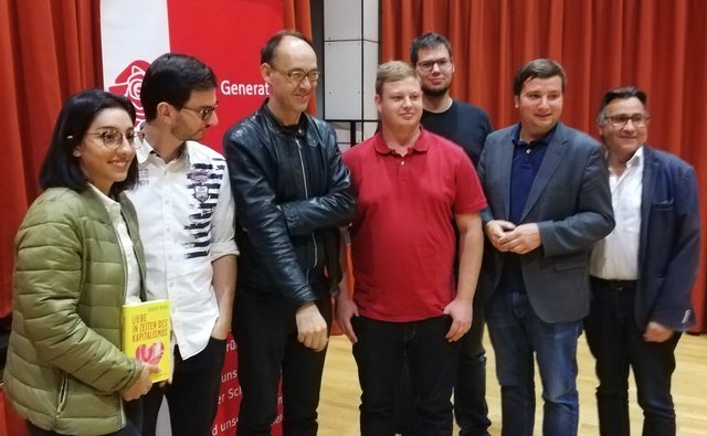 Lesung in Schönwies: JG Tirol Vorsitzende Eda Celik, GR Marco Lettenbichler, Autor Robert Misik, JG Landeck Vorsitzender Philipp Pflaume, Johannes Brunner Kinderfreunde Landeck, LA Benedikt Lentsch und Bgm. Wilfried Fink | Foto: (c) SPÖ Imst