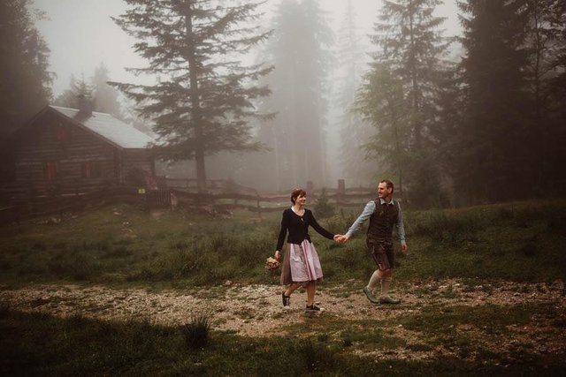 &lt;f&gt;Benjamin Wald&lt;/f&gt; und seine Carina haben sich getraut.  | Foto: Karoline Grill Weddings