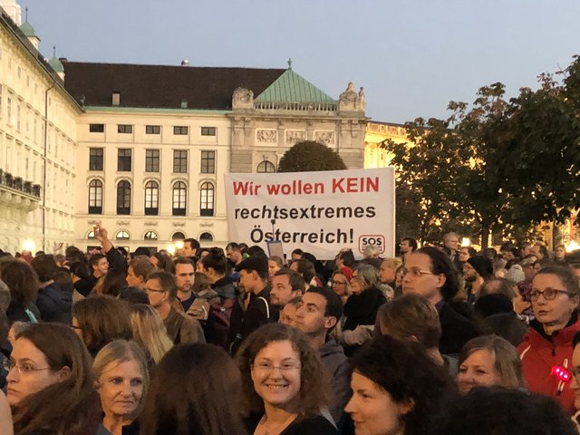 Auf Facebook rief die Gruppe "Ab 4. Oktober ist wieder Donnerstag" zu der Kundgebung am Ballhausplatz auf.