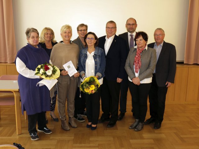 Ruth Contreras, GGR Rudolfine Rädler, BGM Marion Wedl, GR Annette Glatzl, Schulleiterin Veronika Buchinger, BGM Helmut Berger, Dr. Werner Sulzgruber, VzBGM Elfriede Schneider, Dr. Anton Blaha (v.l.). | Foto: Gemeinde Pitten