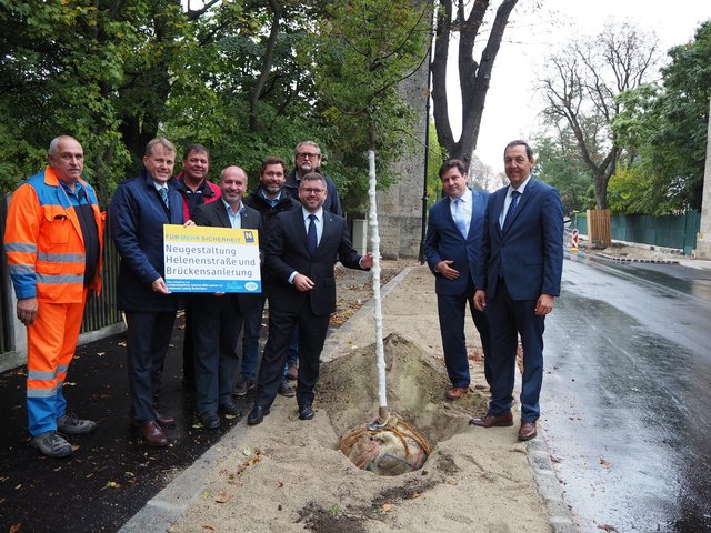 Wolfgang Pokorny (Straßenmeisterei Baden), DI Klaus Längauer (Leiter der Straßenbauabteilung Wr. Neustadt), Anton Poglonik (Stadtgärtnerei Baden), LAbg. Josef Balber, Ing. Christoph Schuecker (Straßenbauabteilung Wr. Neustadt), Helmut Hörandl (Leiter der Straßenmeisterei Baden), LR Ludwig Schleritzko, DI Stefan Szirucsek (Bgm. von Baden), DI Josef Decker (NÖ Straßenbaudirektor). | Foto: Foto: Büro Schleritzko