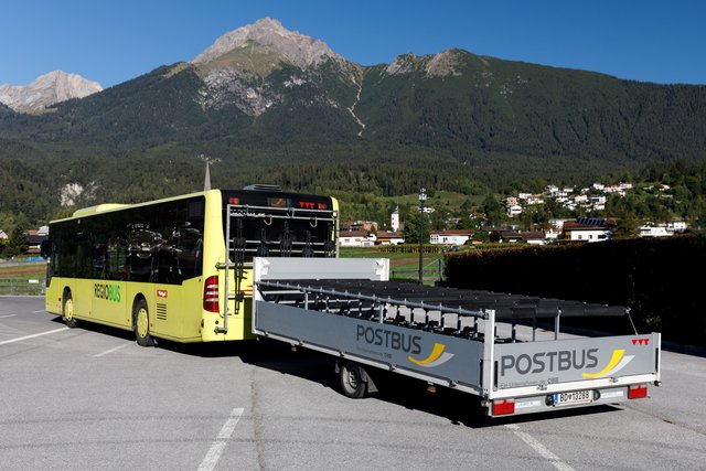 Im Ötztal, im Lechtal und dem Oberen Gericht setzen der Verkehrsverbund Tirol und seine Verkehrsunternehmen Busse mit Radanhängern ein.