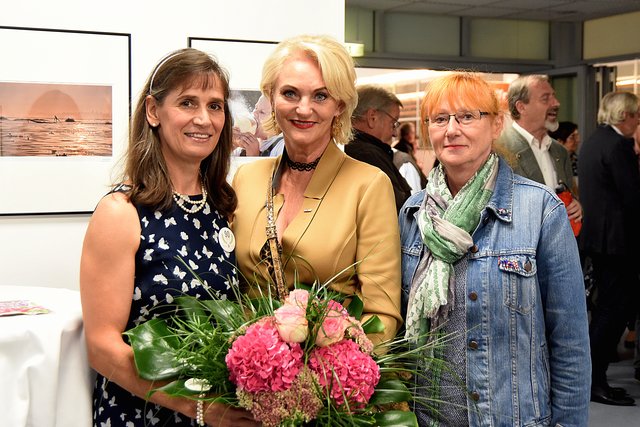 Riki Vogl und Eveline Rudres gratulierten Thelma Schille zum 90-jährigen Firmenjubiläum.  | Foto: KK