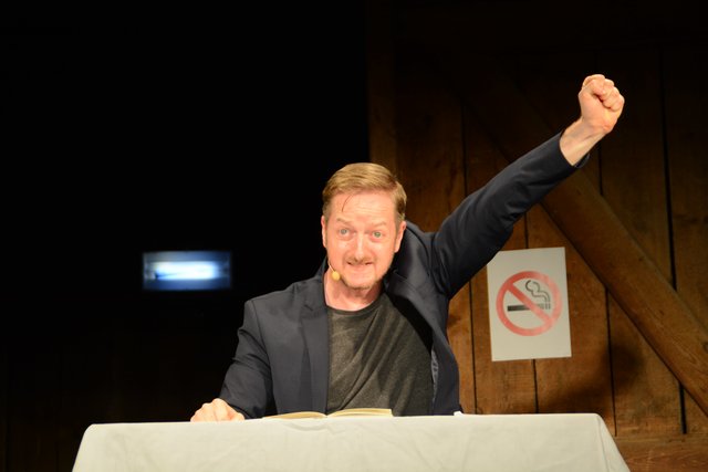 Markus Koschuh - frech und ohne Maulkorb - begeistert die Zuschauer erst vor wenigen Wochen im Rahmen der Volksschauspiele im ausverkauften Kranebitter-Stadl - jetzt ist er wieder hier - also: schnell Tickets sichern!