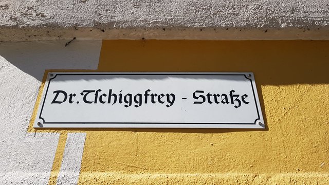 In Nauders erinnert die Dr. Tschiggfrey-Straße an Landeshauptmann Hans Tschiggfrey. | Foto: Helmut Spöttl