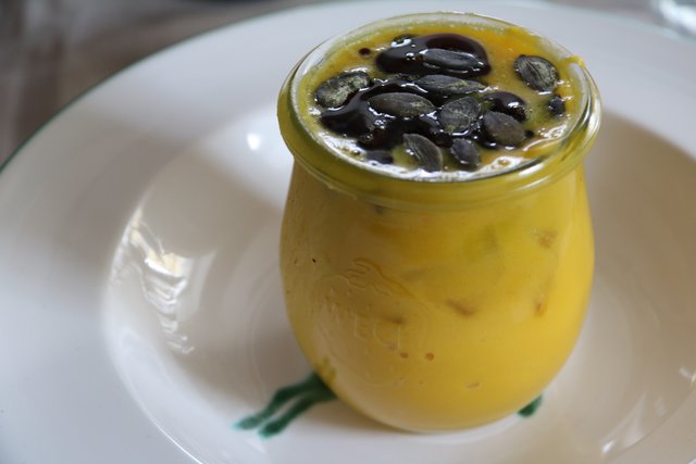 'Zweierlei Kürbiscremesuppe mit karamellisierten Äpfeln und Kürbiskernen' - das selbstkreierte Rezept der Mosauerin.