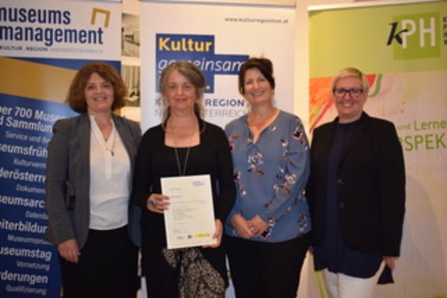 Zum Lehrgangs-Abschluss gratulierten Ulrike Vitovec, Geschäftsführerin Museumsmanagement Niederösterreich, Absolventin Edith Monaco, Helga Steinacher, Leiterin des Lehrgangs Kulturvermittlung und Susanne Kappeler-Niederwieser, Referentin und Prüferin