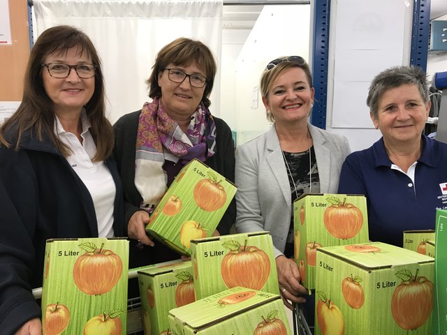 Übergabe des Apfelsaftes an den Sozialmarkt in Hagenberg.