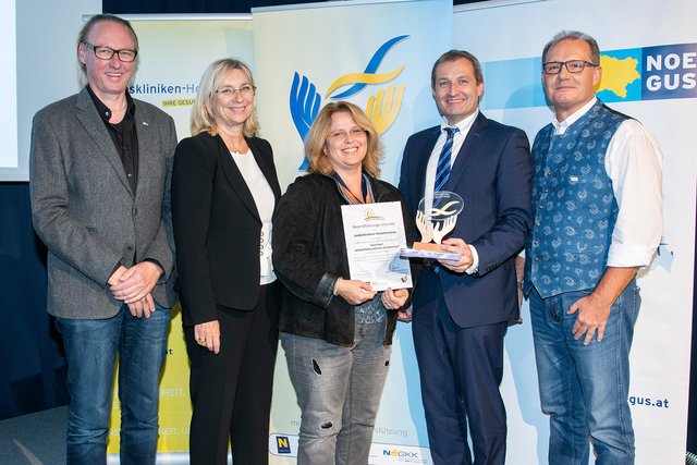 Dr. Andreas Schneider und Dr.in Silvia Bodi bedankten sich bei Elisabeth Horak vom Landesklinikum Klosterneuburg ebenso wie Ronald Söllner und Christian Kysela. | Foto: Andreas Kraus