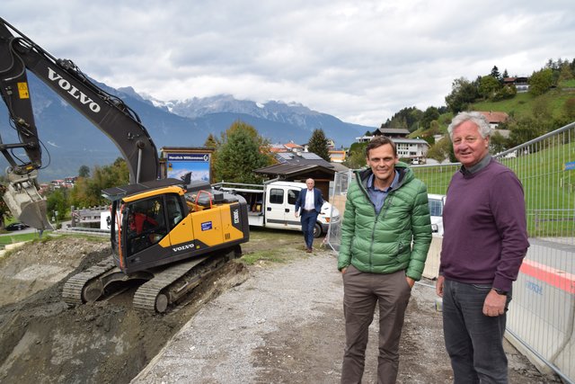 Bagger, Bagger, Bagger: Die Baustelle der neuen Glungezer-Gondelbahn schreitet voran. Bürgermeister Martin Wegscheider und GF der Glungezerbahn sind mit dem Fortschritt zufrieden.