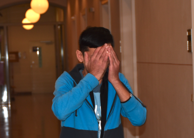 Der Angeklagte auf dem Weg zu seiner Verhandlung.