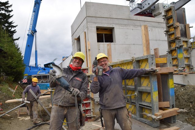 Die italienischen Gebrüder Leonardo und Giuseppe gönnen sich eine Pause auf der Baustelle und liefern der Fotografin somit ein herrliches Motiv.