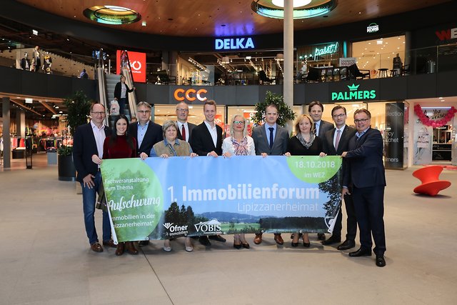 Die Organisatoren, Unterstützer und Teilnehmer des 1. Immobilienforums im WEZ Bärnbach | Foto: Lederer
