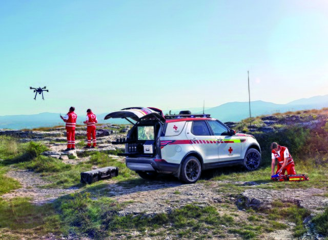 Vierrädriger Rot Kreuz-Retter ab sofort im Einsatz: ein spezieller Land Rover Discovery. | Foto: Land Rover