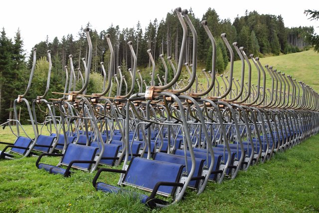 Der alte Sessellift wurde Ruckzuck abmontiert. Jetzt warten die Sessel selbst auf ihre Weiterverwertung – vielleicht in Form von einer Versteigerung.