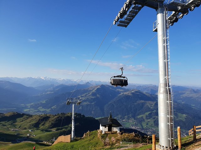 Bereits im Testbetrieb: Die ersten Sessel hängen an der neuen 6SB Brunelle am Kitzbüheler Horn.