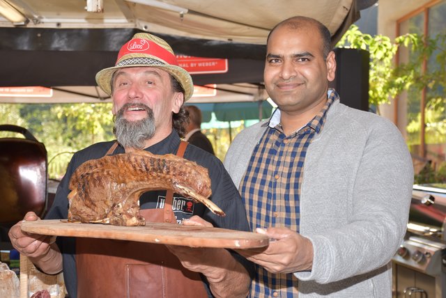 Eröffnung Weber Grill Academy im Stillen Tal, Pabneukirchen. Leo Gradl mit Bilal Usman. 