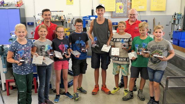 Ein Ventilator und ein Mühlespiel entstanden in der Generationen Handwerkstatt. Ideal bei der Sommerhitze. | Foto: TAZ